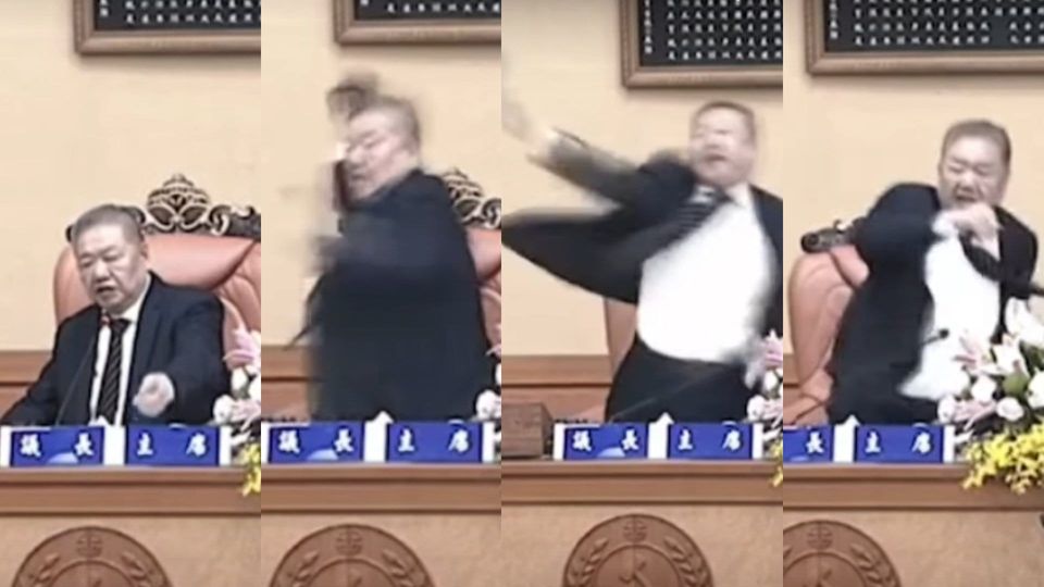 新北市議會23日上演丟手機、飆髒話的火爆戲碼。前立委陳柏惟分析，指議長蔣根煌不是投手，而應該是捕手。 圖：翻攝「臉書」3Qi.tw 陳柏惟粉絲專頁