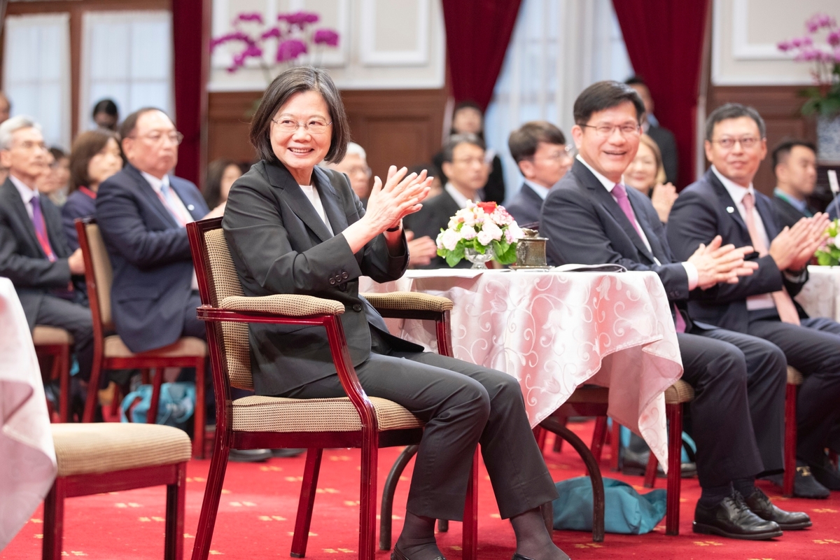 蔡英文出席第六屆總統創新獎頒獎典禮，林佳龍等人陪同。 圖：總統府提供