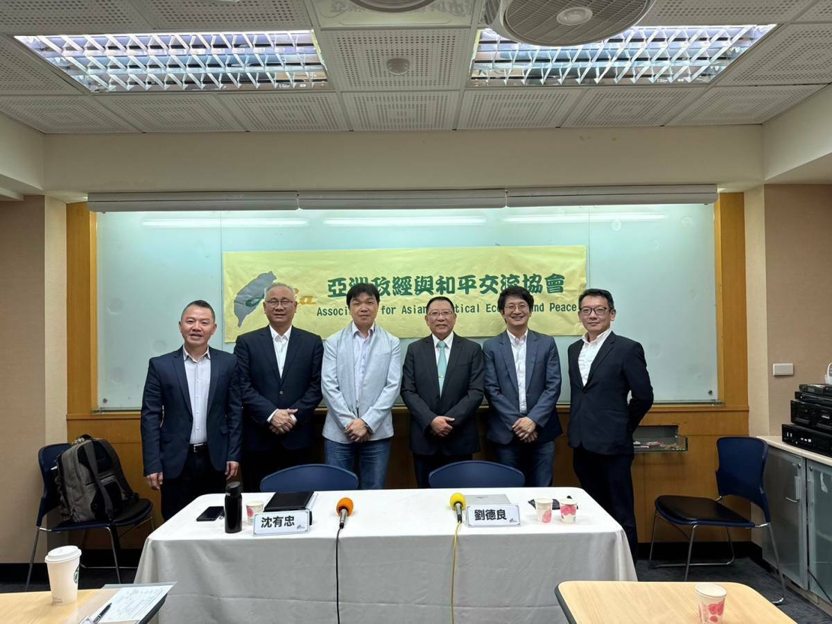 民間團體《亞洲政經與和平交流協會》於 4 月 24 日舉辦「情報與台海穩定」座談會。由左至右分別為郭育仁、陳文甲、沈有忠、劉德良、蔡適應、王占璽。 圖：翻攝自亞洲政經與和平交流協會