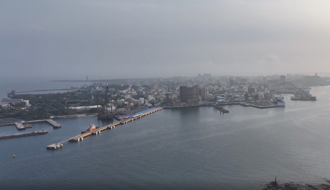 為吸引國際郵輪旅客駐足澎湖進行深度旅遊，交通部於疫情期間推動澎湖港務設施優化，目前已完成馬公港1號碼頭延建工程，碼頭由原長度190公尺延建至380公尺，從5萬總噸大幅提高至15萬噸等級大型郵輪。 圖：台灣港務股份有限公司／提供