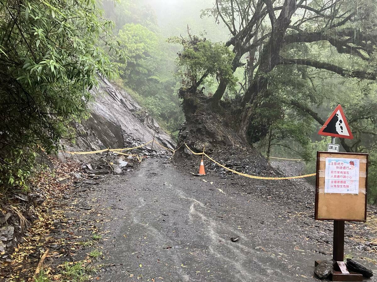 雪霸國家公園管理處表示，目前道路中斷，車輛無法通行，搶通前暫時禁止自行車進入，以免發生危險。 圖：雪霸國家公園管理處／提供