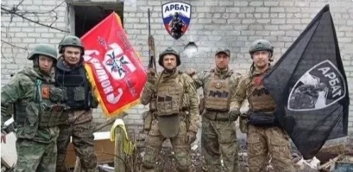 俄軍士兵在佔領奧切雷蒂內村之後，合影進行留念。 圖：翻攝自勝研集