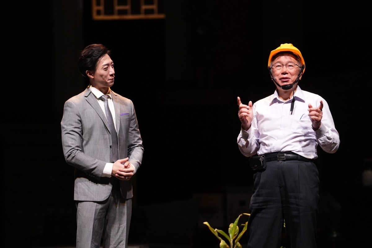 民眾黨主席柯文哲出演舞台劇《倒垃圾》，今天進行彩排。 圖：民眾黨 / 提供