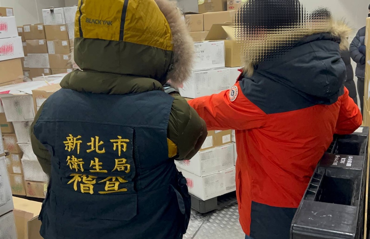 新北衛生局派員至軒榮公司汐止的冷凍倉儲查獲1000公斤過期產品。 圖：新北市衛生局/提供