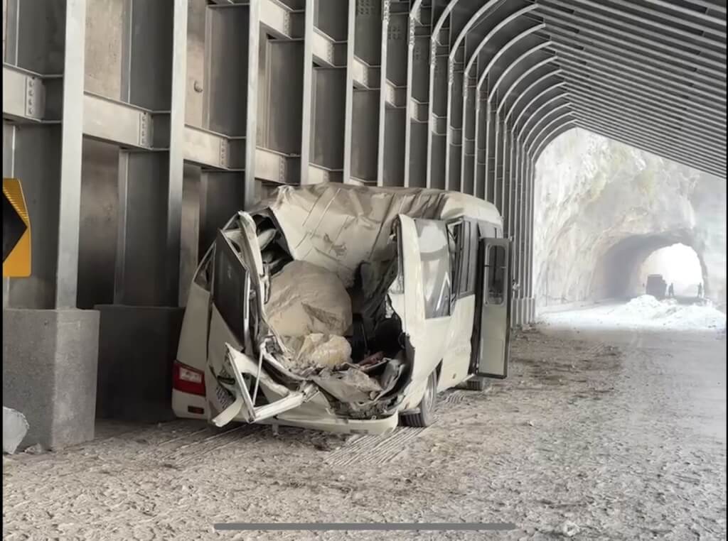 孝順的黃姓高三生參加建教實習就是為了補貼家用，沒想到在上班途中遇上地震，遭落石重創。 圖：花蓮縣消防局提供
