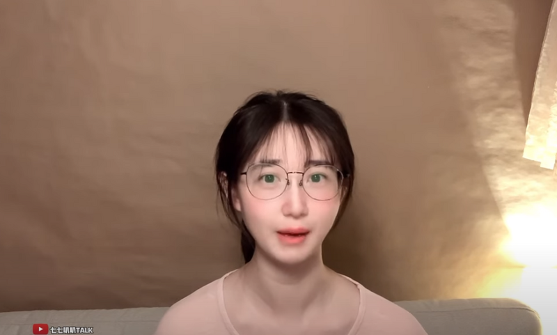 中國YouTuber「七七叭叭」上傳影片表示，最近自己和家人被中國國安部找上，威脅刪除影片。 圖：翻攝「七七叭叭TALK」YouTube