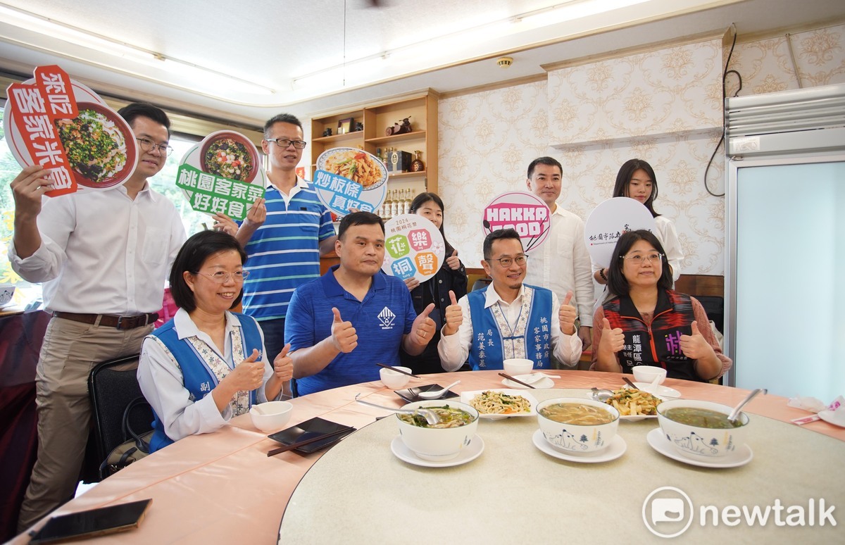 范姜泰基（前排右2）向大家推薦桃園客家好味緒。 圖：林昀真/攝