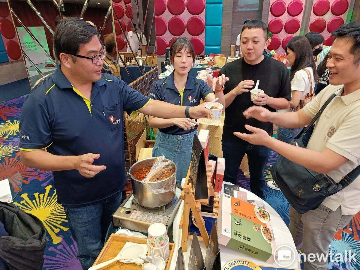雲林良品業者提供魯肉飯試吃。 圖：唐復年/攝