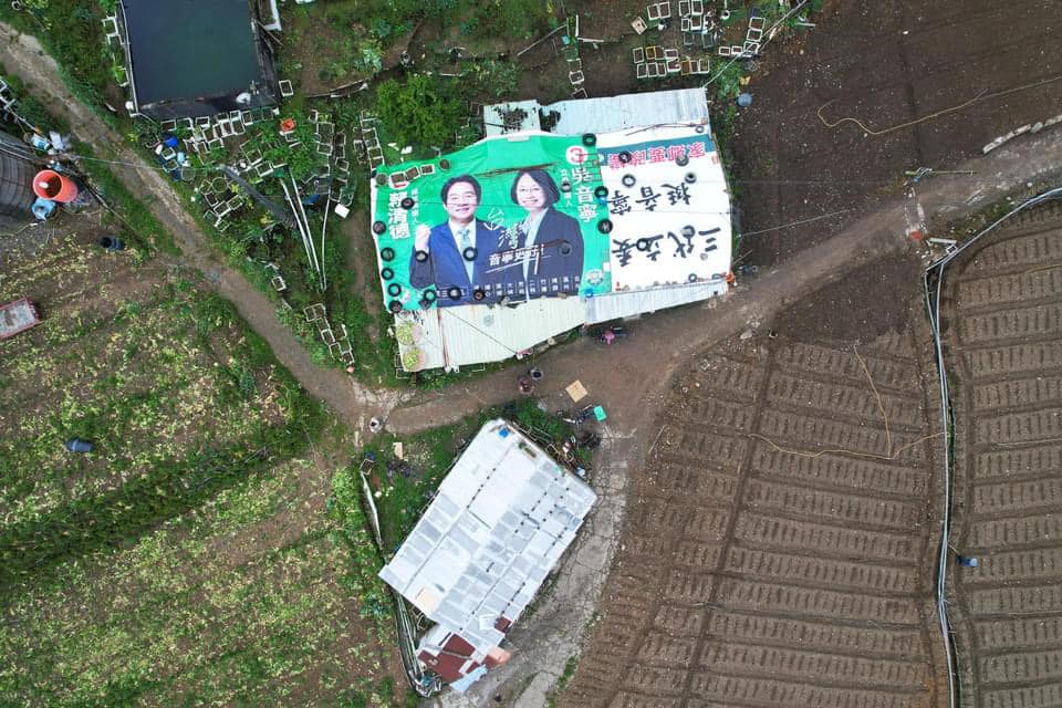 吳音寧在臉書分享她選舉期間競選布條在選後拿去梨山幫百歲老農遮風擋雨。 圖：張良一/攝