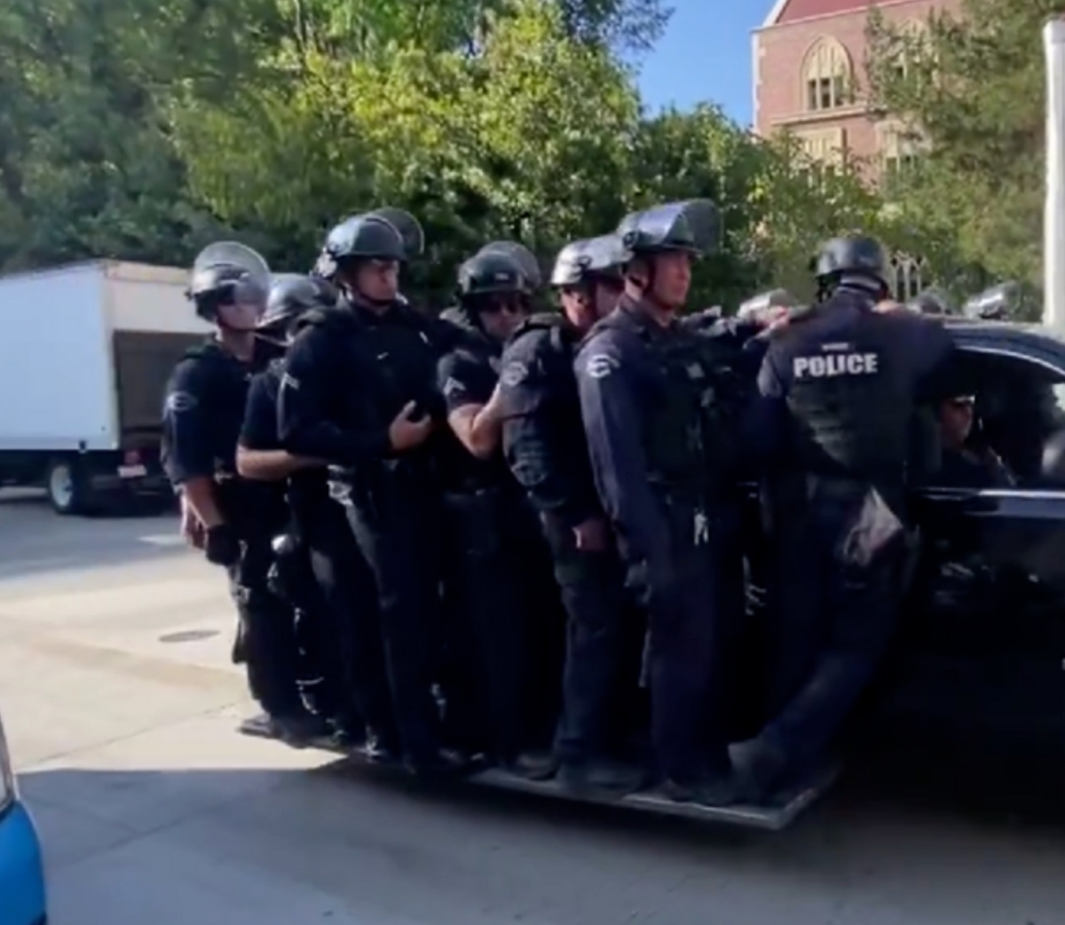 洛杉磯警察進入南加州大學，準備逮捕反以色列的學生。  圖 : 翻攝自影片