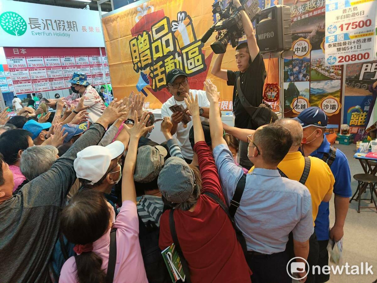 台中旅展業者大方送出優惠券。  圖：唐復年/攝