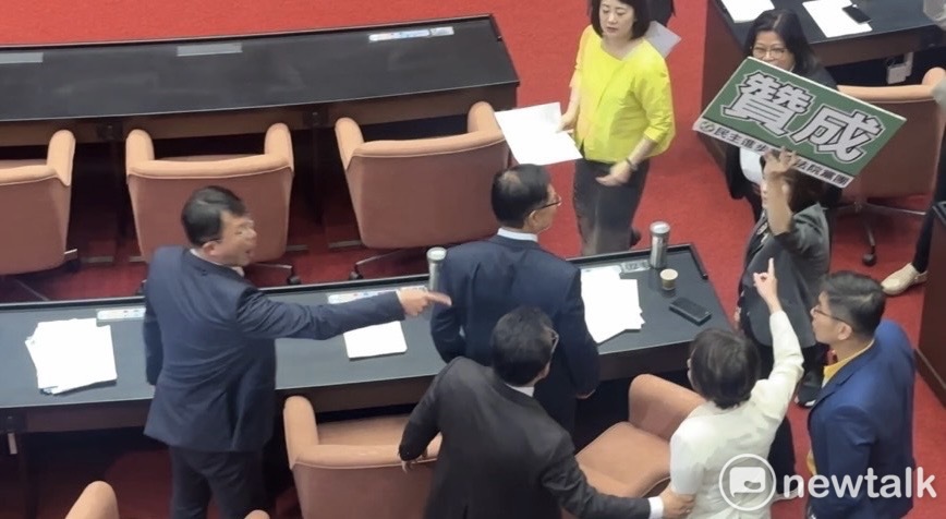 范雲問黃國昌為何不投票，遭黃咆哮「我有欠妳喔？」，民進黨發言人吳崢直言，黃國昌不演了，又不投票、明助國民黨，「咆哮就是為了掩護『大哥』傅崐萁」。 圖：周煊惠 / 攝