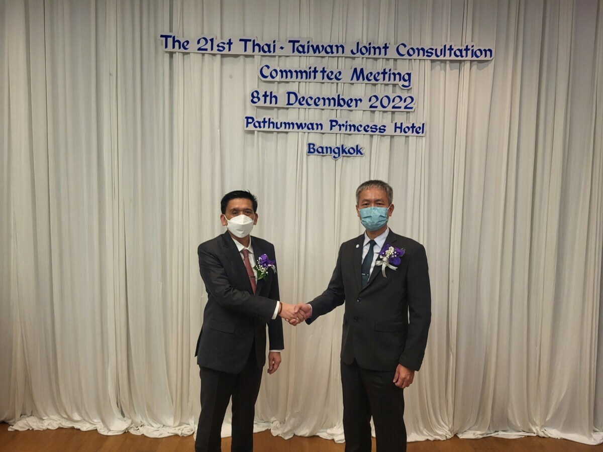 泰國勞工部常務次長派羅（左）與我國勞動部勞動力發展署署長蔡孟良（右） 圖：翻攝自我國勞動部勞動力發展署網頁