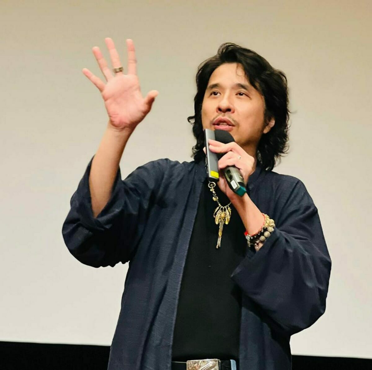 針對近期掀起的 AI 旋風，部分民眾開始擔憂自己所學會因 AI 發展受限而感到焦慮。對此，教育部政務次長葉丙成表示比起感到焦慮，不如先學會如何使用 AI 。 圖：取自 葉丙成 Facebook