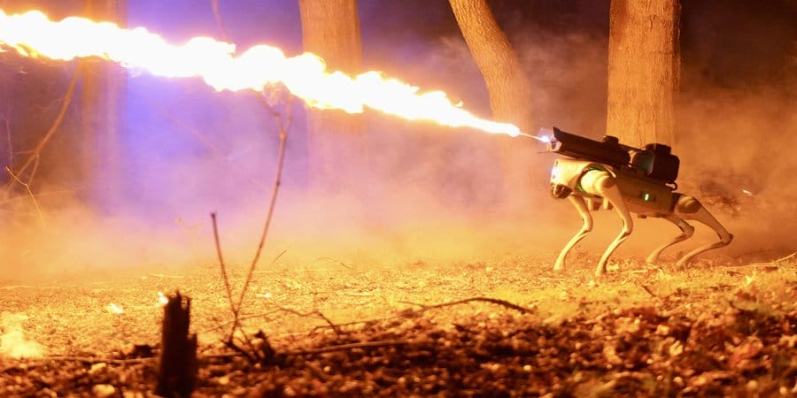 Throwflame 公司發展出搭載火焰噴射器的機器狗 Thermonator，不僅能從 30 英尺外持續噴射 45 分鐘的火焰，還具有避障、跳躍等能力 圖：翻攝自 @USATODAY X 帳號