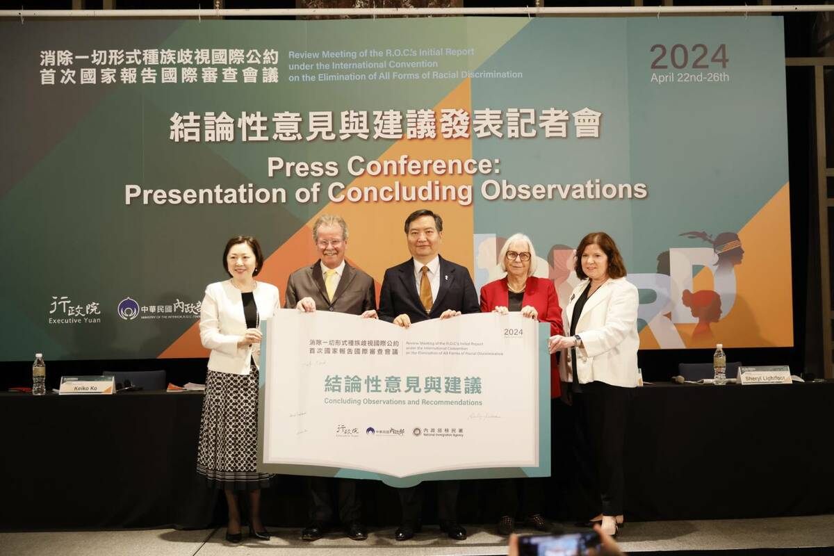 行政院政務委員羅秉成（中間）與4位國際委員合影，  （左1）日本籍 Keiko Ko、 （左2）奧地利籍主席 Manfred Nowak、 （右1）紐西蘭籍 Rosslyn Noonan、  （右2）加拿大籍 Sheryl Lightfoot。 圖：移民署提供