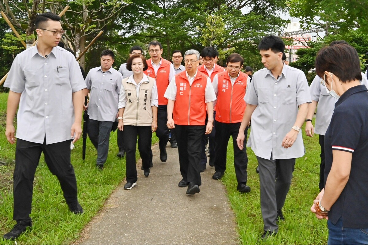 行政院長陳建仁今（26）日視察「宜蘭至羅東鐵路高架化計畫」致詞時，稱讚宜蘭縣長林姿妙「相當重視整體都市發展」。 圖：行政院提供