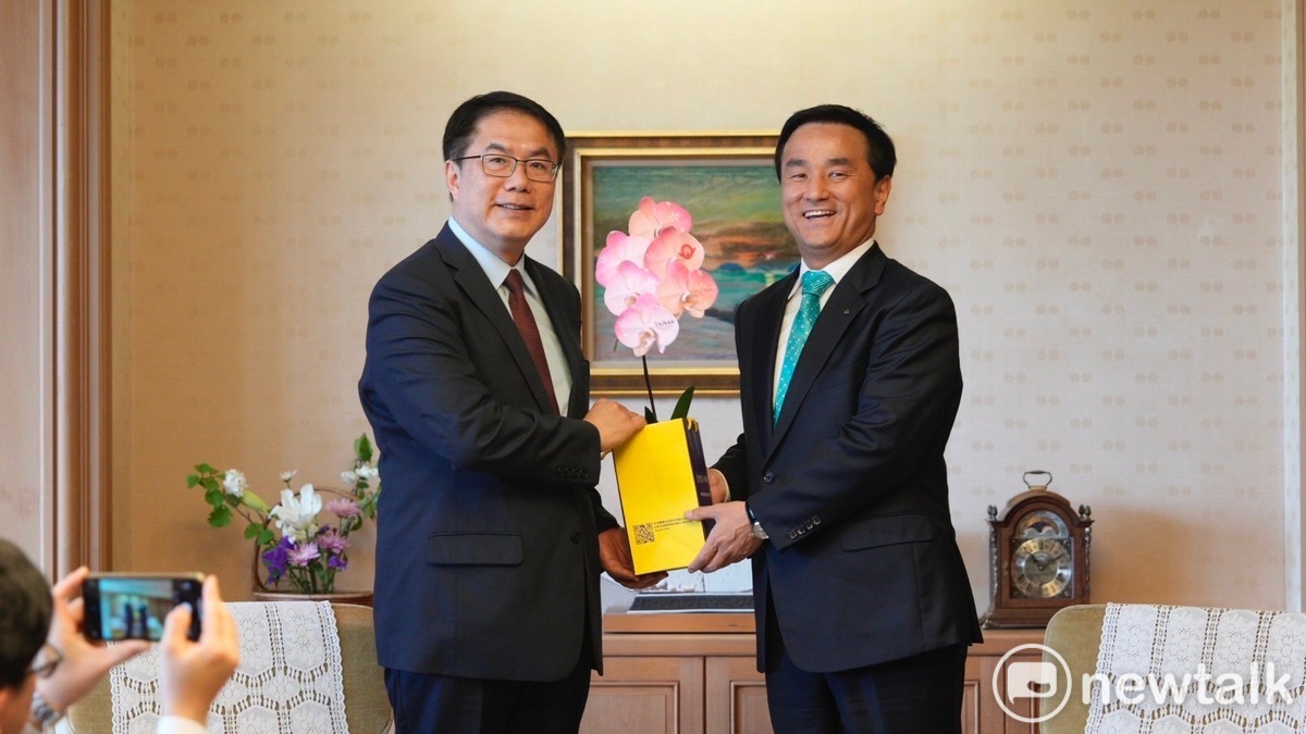 山口縣知事村岡嗣政收到黃偉哲致贈的山口縣徽噴印蘭花，顯得非常開心。 圖：台南市政府提供