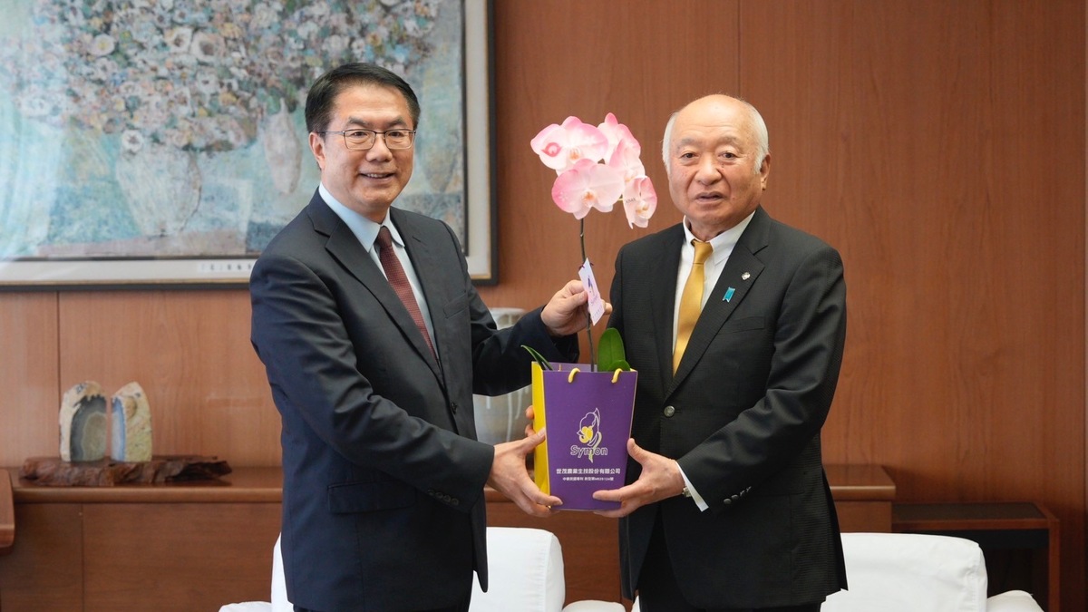 台南市長黃偉哲致贈山口縣徽噴印蘭花給山口縣議長柳居俊學。 圖：台南市政府提供