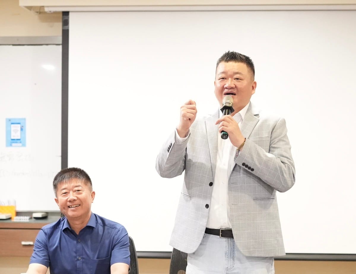 何博文(右)南下勉勵學員。 圖：民進黨高雄市黨部/提供