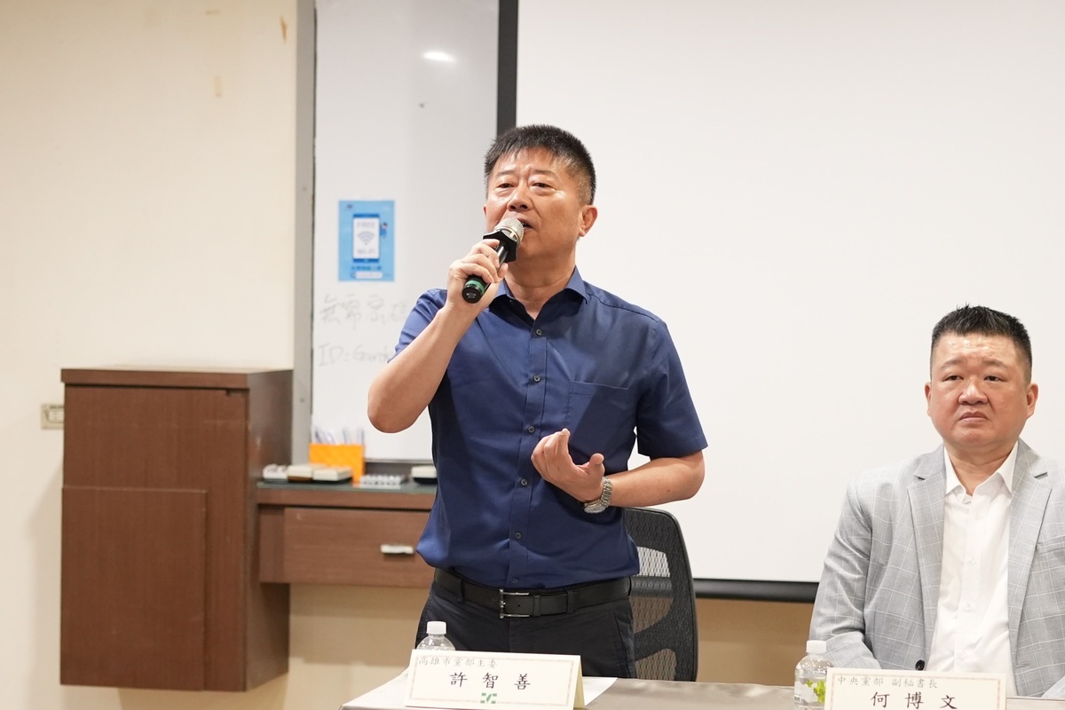 許智善(左)感謝黨中央第一場網路社群程辦在高雄。 圖：民進黨高雄市黨部/提供