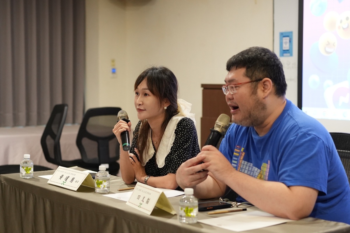 四叉貓(右)擔任專業授課講師。 圖：民進黨高雄市黨部/提供