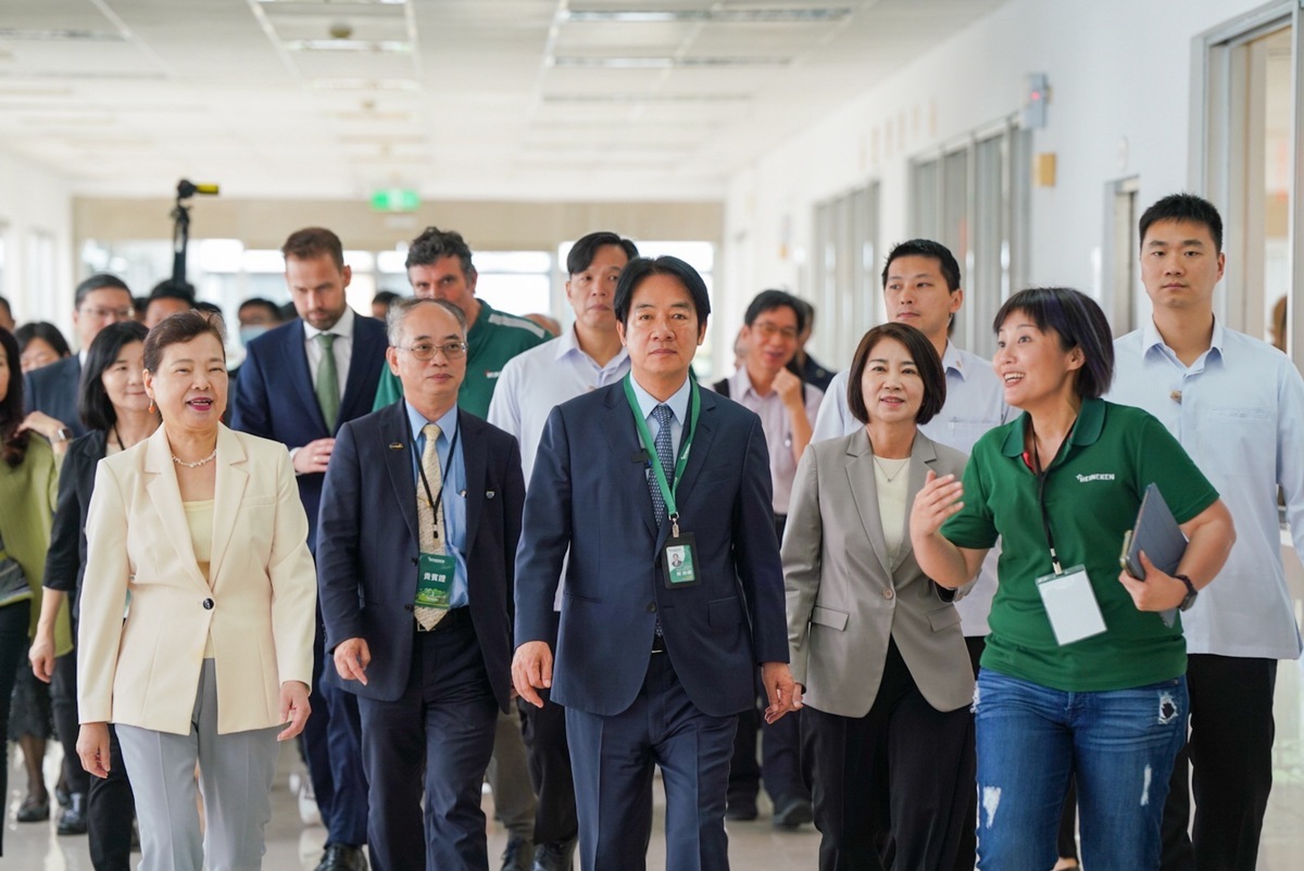 賴清德(中)等人參訪海尼根屏東廠區。 圖：屏東縣政府/提供