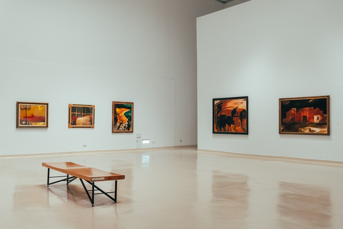 高美館《青春印記》展場一隅。 圖：高雄市立美術館/提供