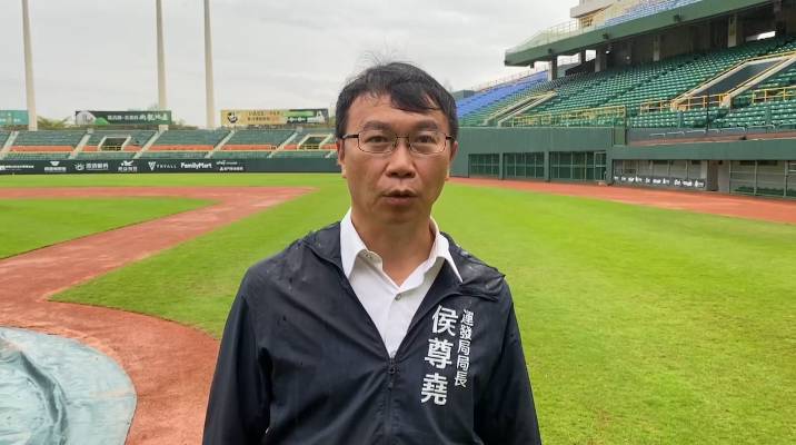 侯尊堯指出，球場養護從去年四月起由專業廠商執行。 圖：高雄市運動發展局/提供