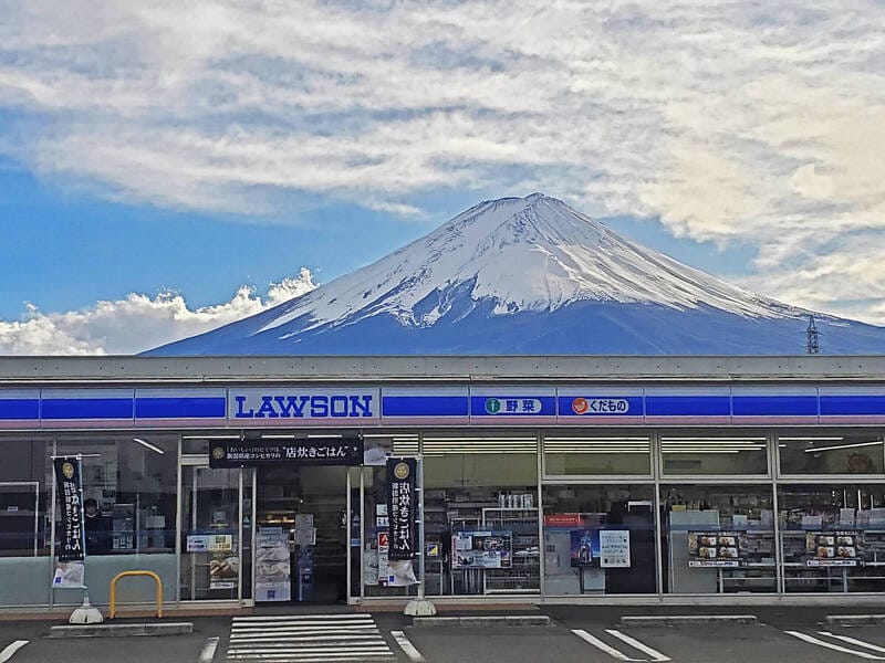 位於河口湖車站前的LAWSON便利商店，是近年崛起的網紅打卡熱門景點。 圖片來源/X