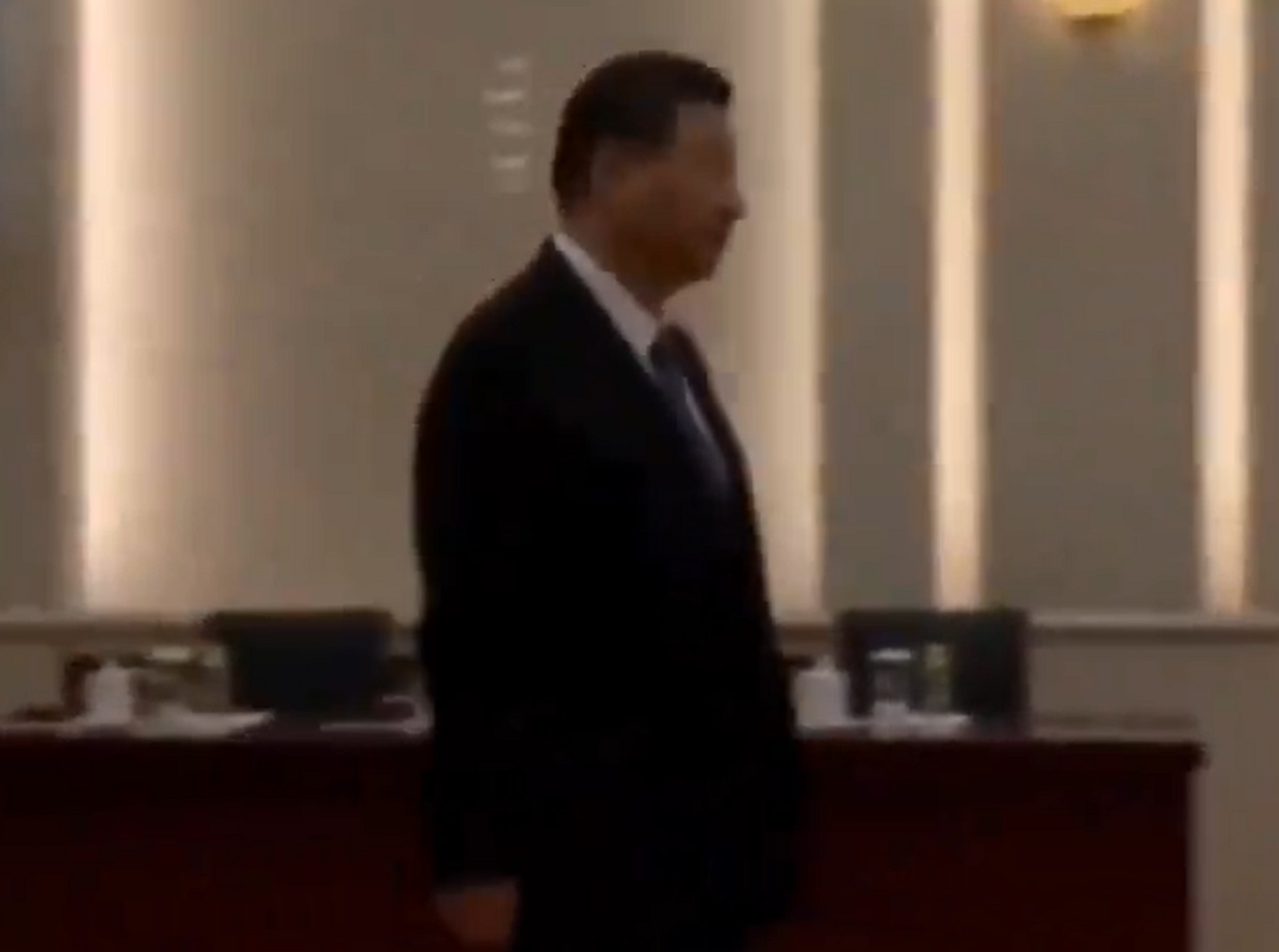 中國領導人習近平在與美國國務卿布林肯見面前，在房內來回走動。 圖：翻攝自 zhenyuanjia X（前推特）帳號