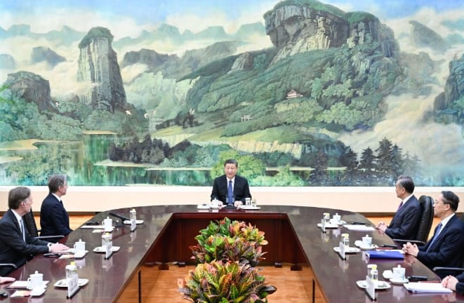 中國領導人習近平坐在中央宣示主人地位，而美國國務卿布林肯則坐在旁邊，凸顯了「主上下從」的位階。 圖：翻攝自新華網