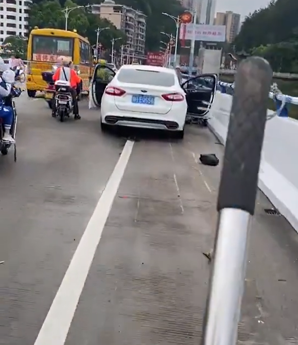 肇事司機的車輛靠近橋的邊緣且車門打開，明顯是為了跳橋自殺。 圖：翻攝自李老師不是你老師 X（前推特）帳號
