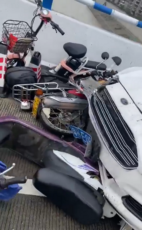 肇事司機的車前有許多被撞倒的車輛。 圖：翻攝自李老師不是你老師 X（前推特）帳號