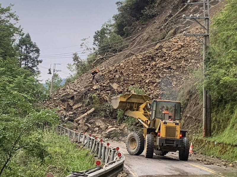 中橫公路宜蘭支線台7甲線36.8K 南山村米摩登路段土石坍滑雙向阻斷。 圖：公路局／提供