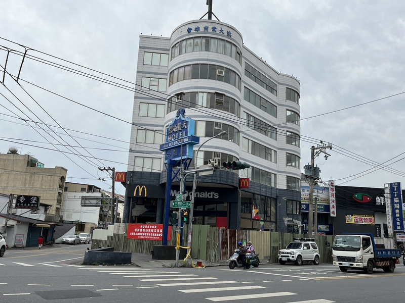 花蓮縣吉安鄉的麥當勞也在震災中受損。 圖 : 中央社/提供