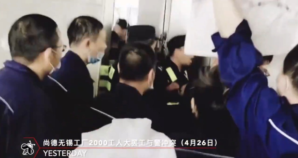 江蘇省無錫市有員工不滿被放長假，超過 2000 人集結發起罷工抗議，與現場警方發生衝突。 圖：擷取自 @h5LPyKL7TP6jjop X 分享影片