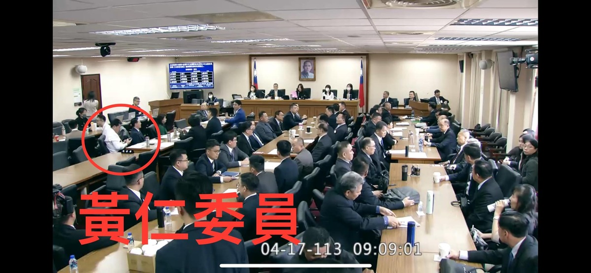 外交國防委員會 4 月 17 日召開「潛艦國造」秘密會議，黃仁以立委身分聽完國家機密後，隔一個星期就跟團去中國。 圖：翻攝自郭國文臉書
