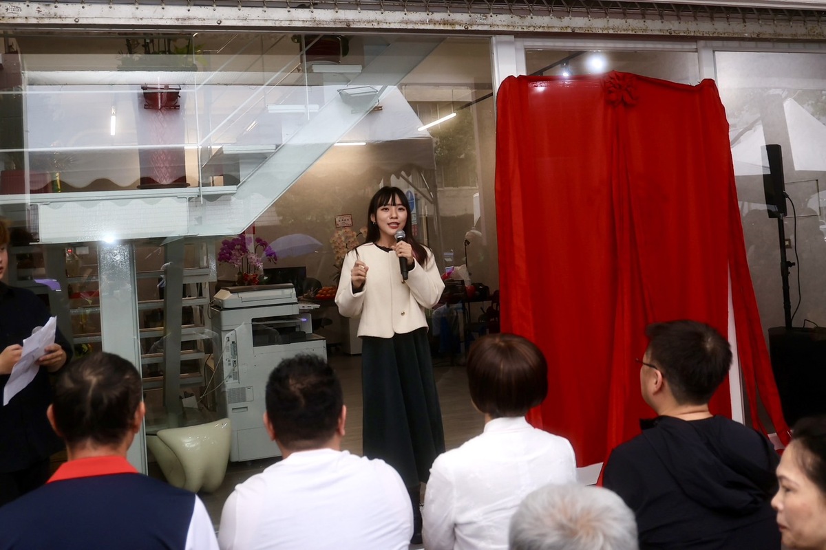 黃捷(中)面對支持民眾感動喊「溫暖的後盾」。 圖：黃捷服務處/提供