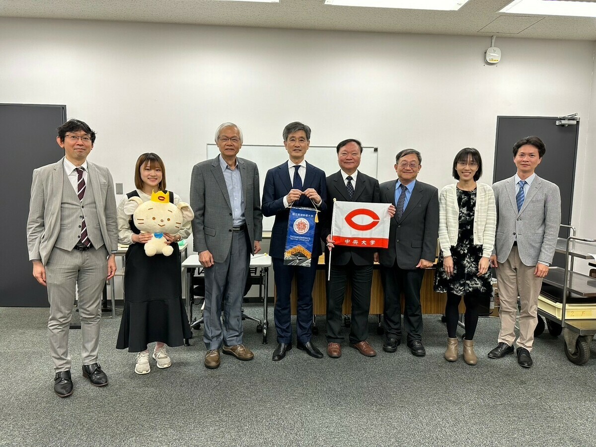 王政彥(中)率團拜會日本中央大學。 圖：高師大/提供