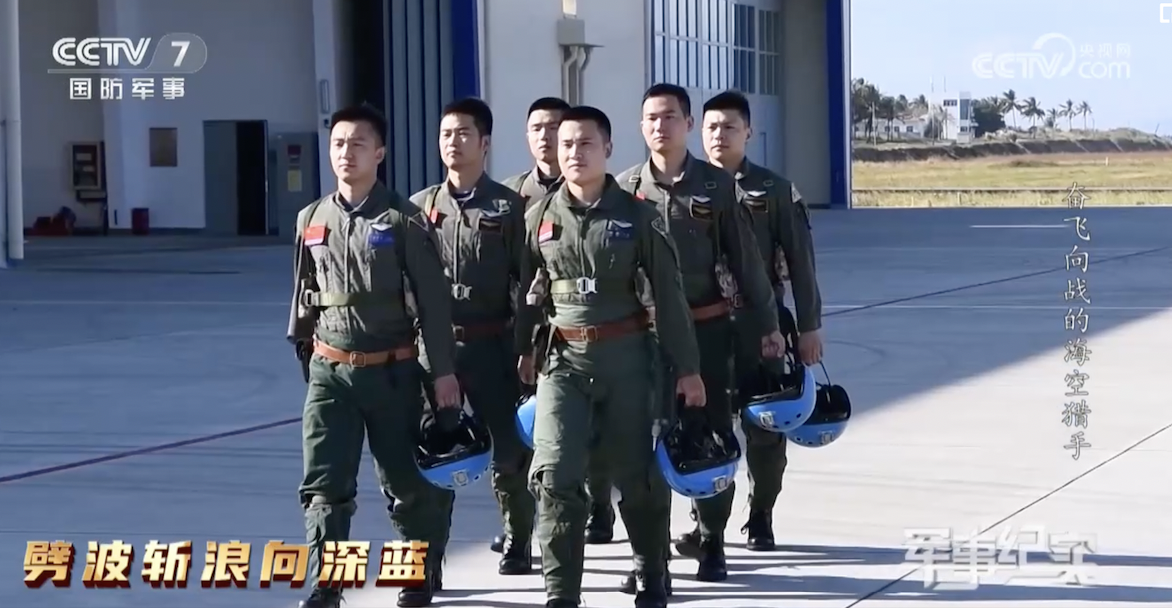 中國媒體吹捧，儘管以 4 比 2 屈居數量劣勢，然而解放軍並未調頭撤離，而是選擇與外軍機展開空中纏鬥，做好犧牲準備。美軍機最終只好「灰溜溜」飛走。 圖：擷自央視《軍事紀實》
