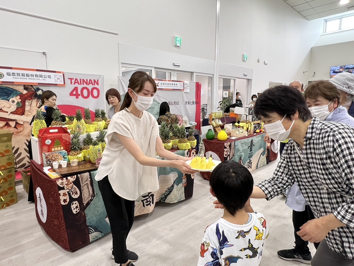 山形市民爭相品嚐美味多汁的台南特產鳳梨。 圖：台南市政府/提供