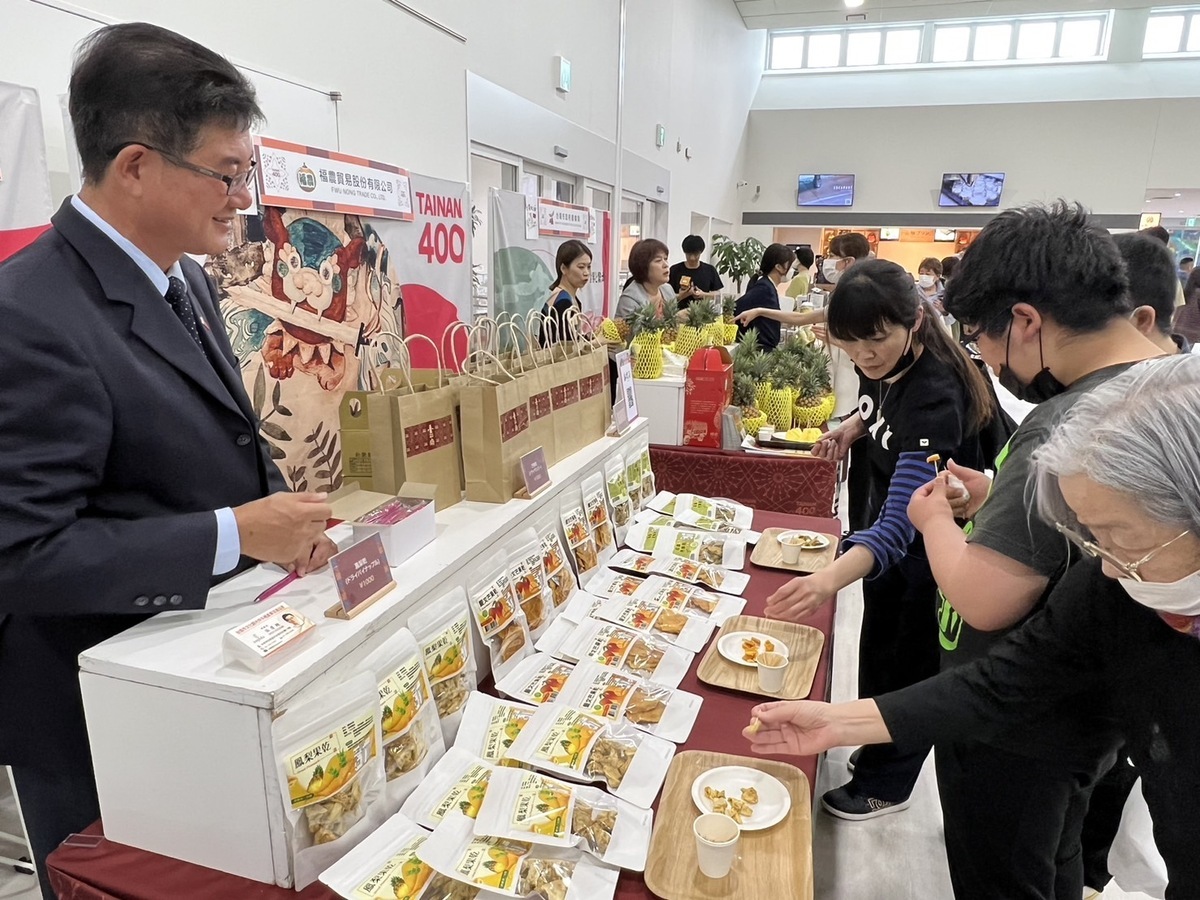 山形市民爭相品嚐美味可口的台南特產芒果乾。 圖：台南市政府/提供