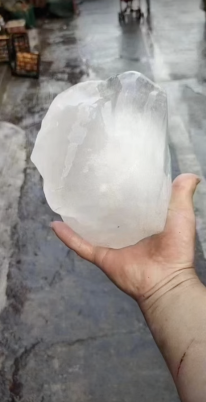 中國廣東今（27）日出現猛烈「強對流」天氣，該省多地降下冰雹，據網上圖片顯示，冰雹個頭最大和雞蛋一般，稱得上是「致命」尺寸。 圖：取自YouTube「社会百态」