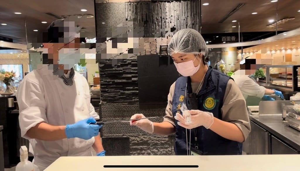 高雄市衛生局27日獲報指有民眾26日至漢來海港餐廳巨蛋店用餐後出現腹瀉症狀，隨即派員前往店內稽查，經查疑有生熟食混用污染之虞，已採檢可疑食材、廚工檢體等。（高雄市衛生局提供） 圖：高雄市衛生局／提供