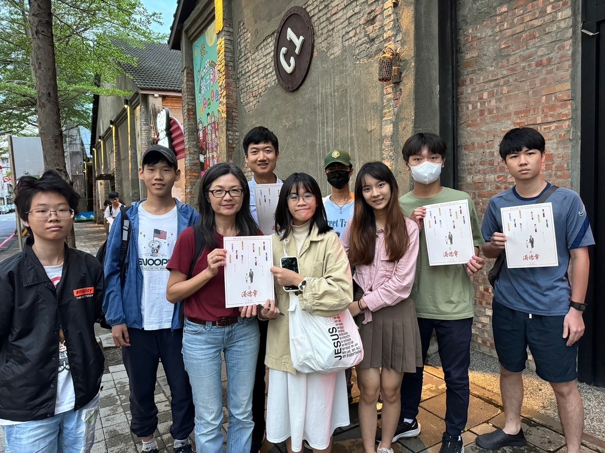 《尋找湯德章》導演連楨惠(左三)與年輕人。 圖：台灣基進高雄黨部/提供