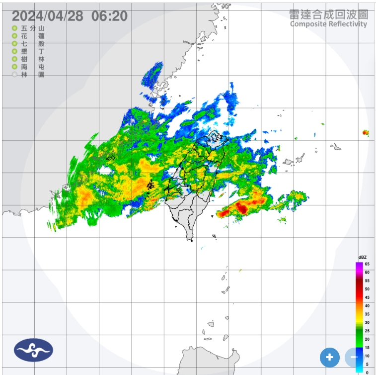 今天鋒面逐漸北抬，各地都會有短暫陣雨或雷雨。 圖/中央氣象署