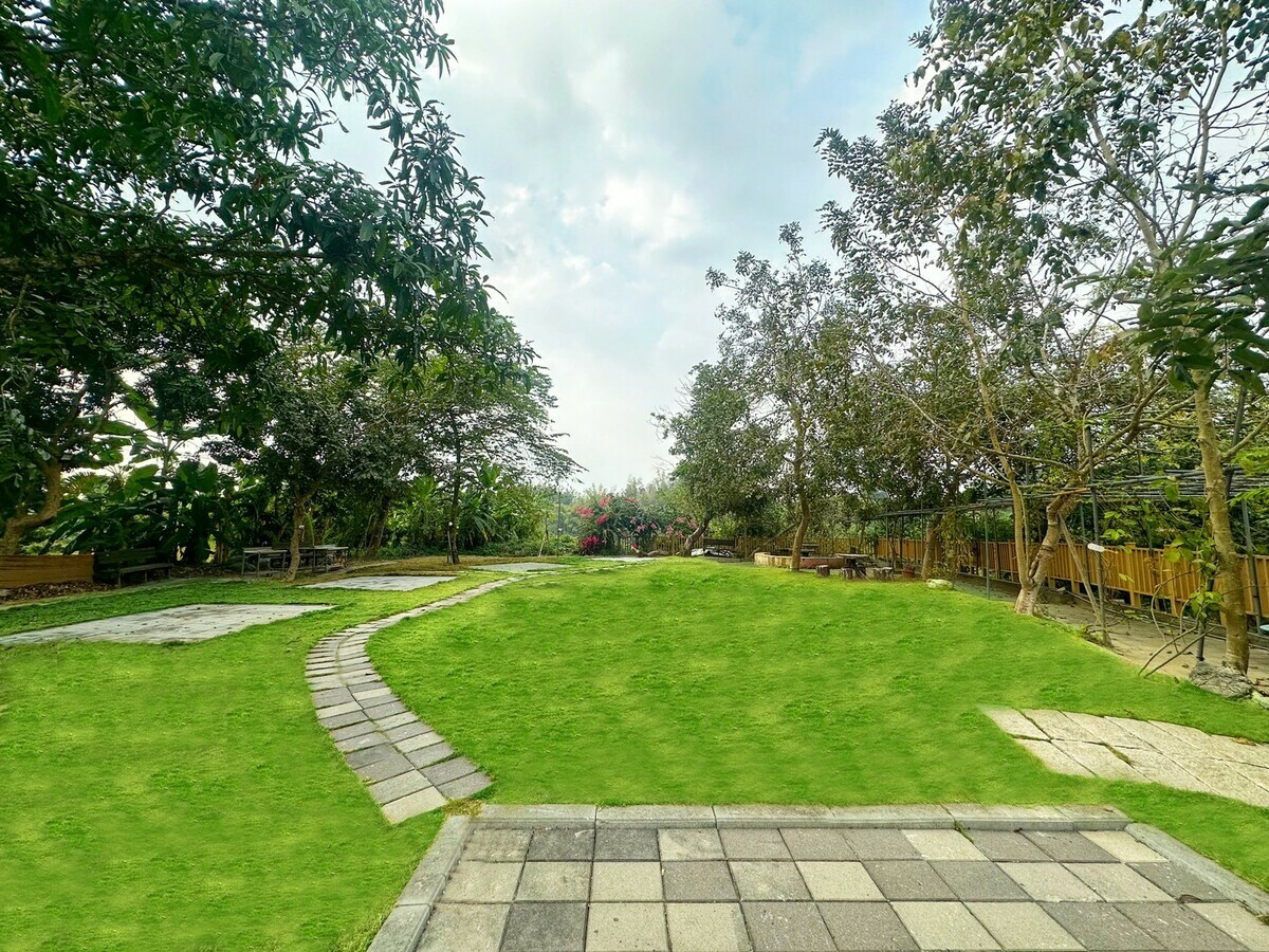 燕巢金山社區雜亂空地整理成開闊草坪及步道。 圖：高雄市都發局/提供