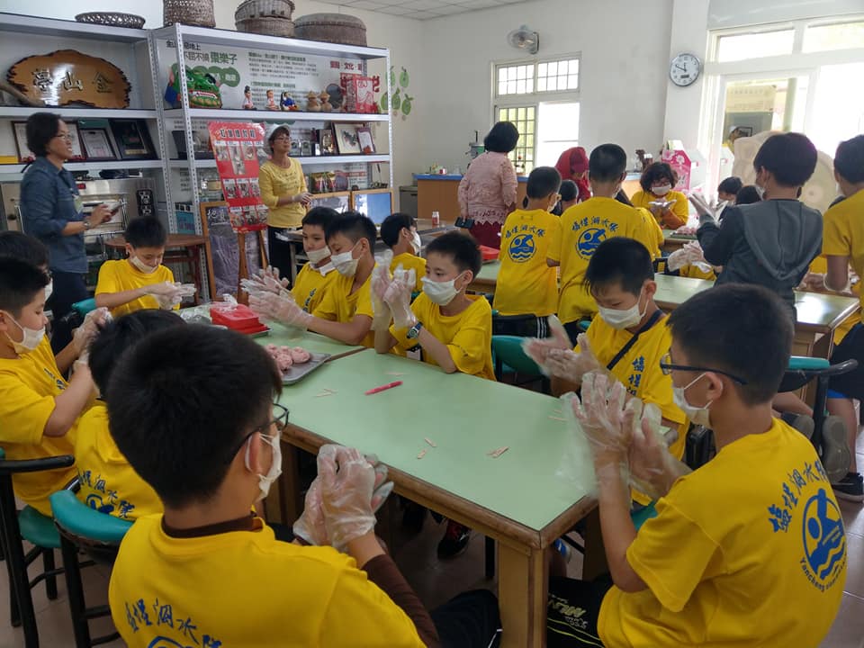 金山社區開發傳統文化紅龜粿DIY等體驗遊程。 圖：高雄市都發局/提供