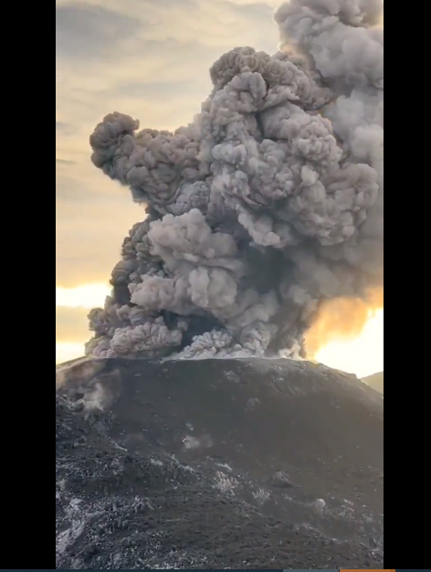 印尼東部的伊布火山28日噴發，向天空噴出的火山灰逾3公里高。 圖：翻攝「X」@Blackrussiantv（資料照片）